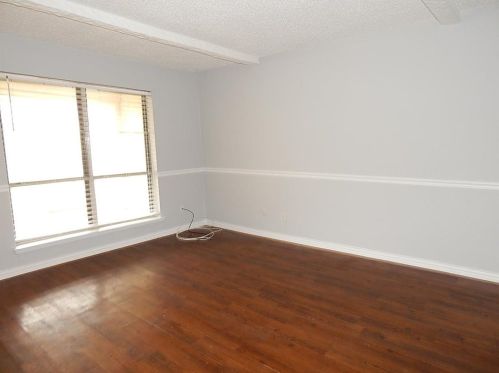 306 Valley Park Dr, Garland TX  75043-2955 exterior