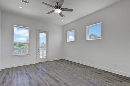 713 Baywood Dr, Taylor Lake Village TX exterior