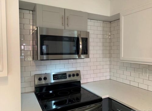 4 Rocks Rd, Norwalk CT  06851-2919 exterior