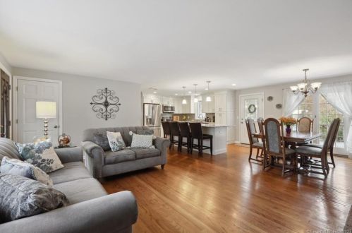 116 Williamsburg Dr, Upper Stepney, CT 06468-2503