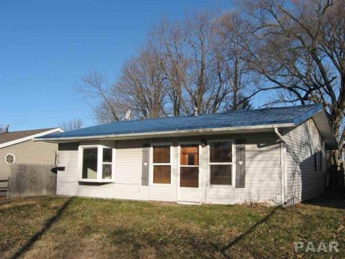 1613 Saratoga St, Pekin, IL 61554-5953