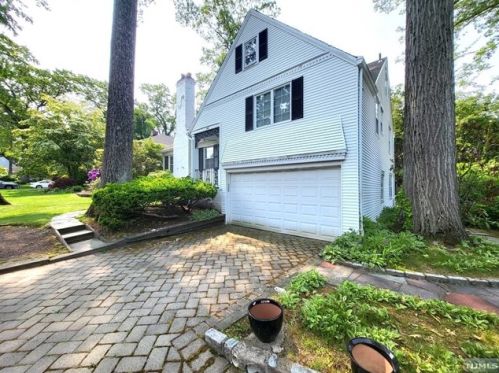 388 Beveridge Rd, Ridgewood, NJ 07450-1012