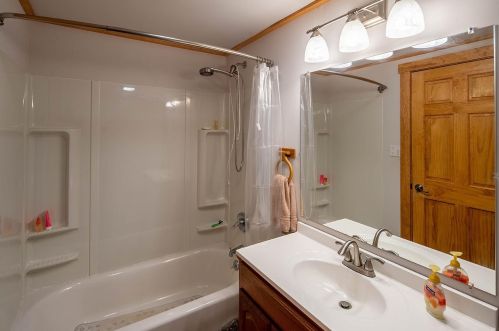 14562 Donner Ave, Truckee CA  96161-3635 exterior