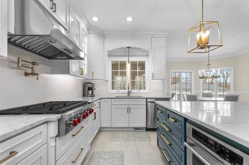 76 Mustang Dr, Upper Stepney CT  06468-1371 exterior