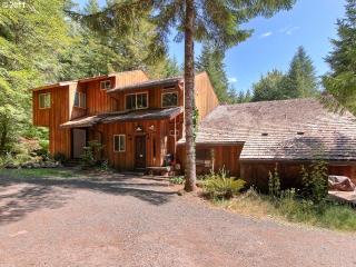 72730 Village Loop Rd, Rhododendron, OR 97049-8748