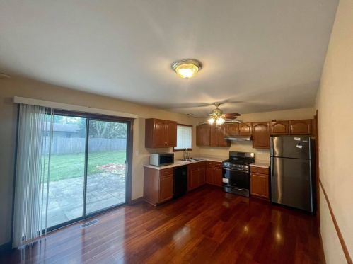 324 Lakeside Dr, Lemont IL  60440-2580 exterior