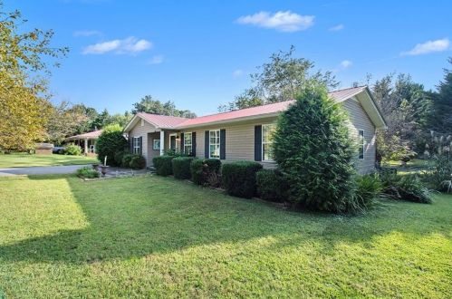 1046 Tech School Rd, Clarkesville, GA 30523-4271