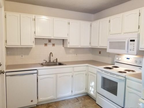 124 Benefit St, Waterbury, CT 06704-3205