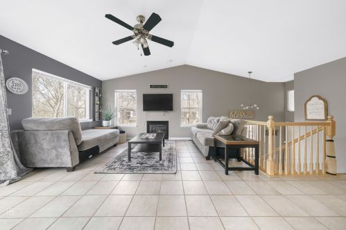 111 Meredith Ln, Streamwood, IL 60107-2979