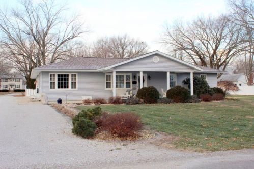 322 Center St, Womac, IL 62626-1404