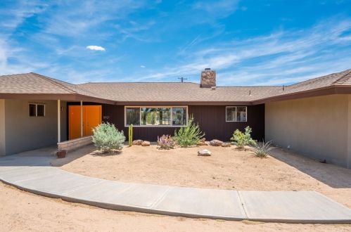 8921 Joshua Ln, Yucca Valley, CA 92284-6306