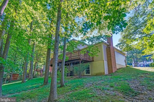 5835 Oakland Park Dr, Springfield VA  22015-2438 exterior