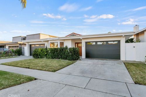 17089 Westport Dr, Huntington Beach CA  92649-4246 exterior