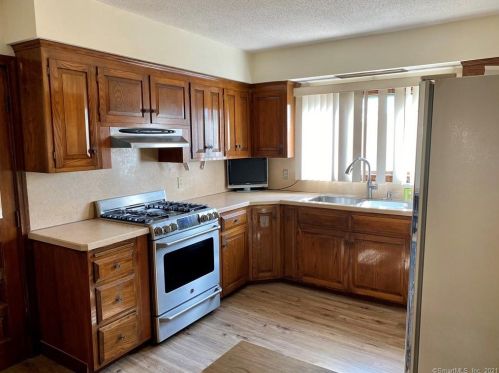 105 Saybrook Rd, Middletown CT  06457-4704 exterior