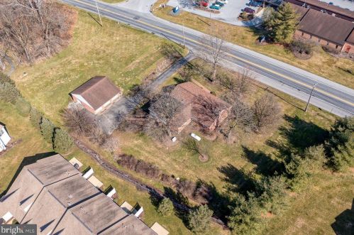 564 Lampeter Rd, Lancaster PA  17602-4010 exterior