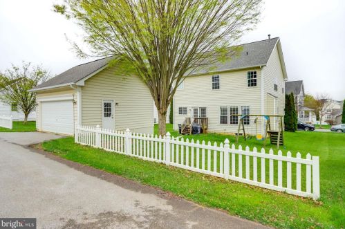 329 Bullskin St, Charles Town, WV 25414-5438