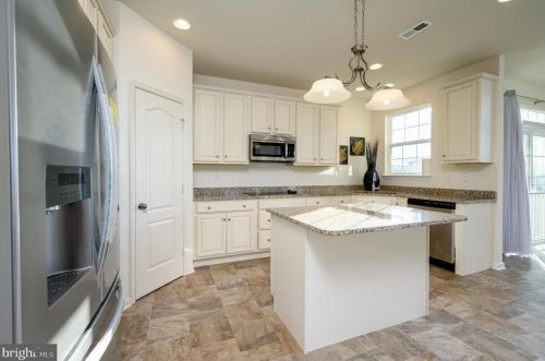 2331 Water Garden Dr, Hanover PA 17331-8319 exterior