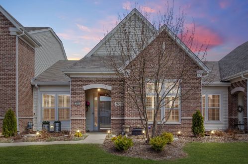 2658 Barrington Cir, Naperville, IL 60564-5082