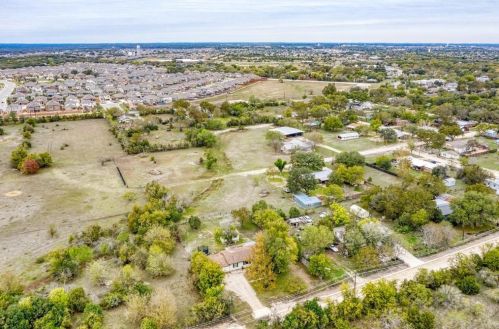 810 Sledge St, Uhland TX 78640-5609 exterior