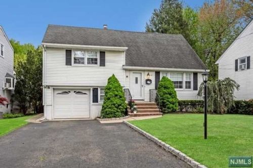 19 Hobart Ct, Rochelle Park, NJ 07662-3610