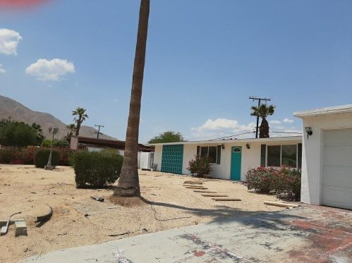 790 Gateway Dr, Palm Springs, CA 92262-1425