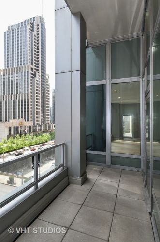 160 Illinois St, Chicago IL  60654-2706 exterior