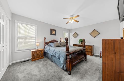 1098 Bradbury Cir, Carol Stream IL  60188-3904 exterior