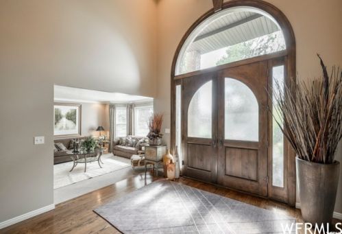 6 Mistywood Ln, Sandy UT 84092-4850 exterior