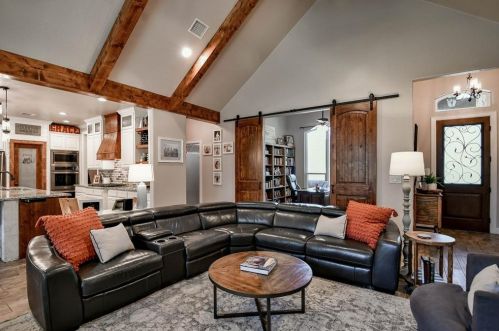 2019 Grn Wing, Granbury TX 76049-5560 exterior