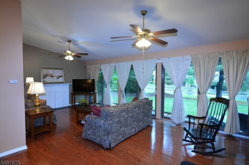 15 Hillside Ct, Clinton, NJ 08809-1136