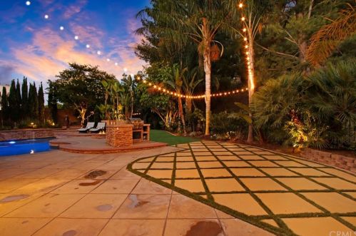 8730 Foxhollow Dr, Anaheim CA  92808-1674 exterior