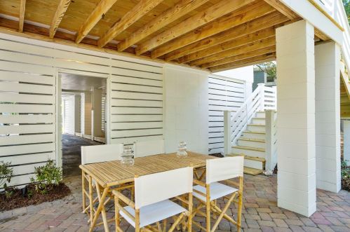 8 Ocean Park Ct, Isle Of Palms SC  29451-2244 exterior