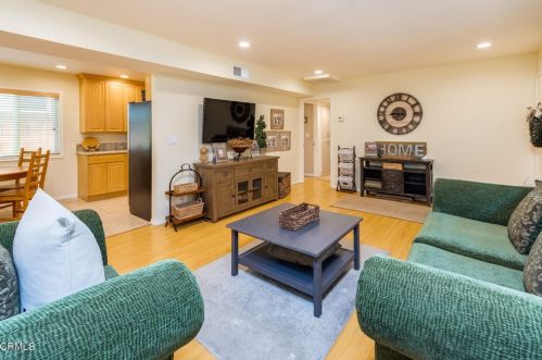 3242 Fairesta St, Glendale, CA 91214-2615