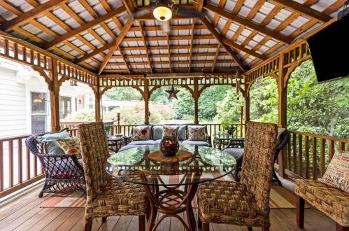 250 Cameron Ridge Dr, Atlanta GA  30328-4709 exterior