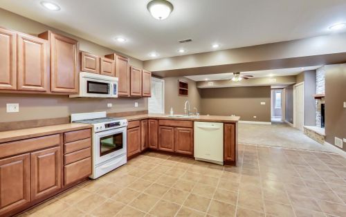 8901 Maple Ave, Willowbrook IL 60527-6469 exterior