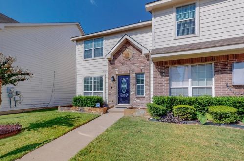 5665 Giddyup Ln, Fort Worth TX  76179-7352 exterior