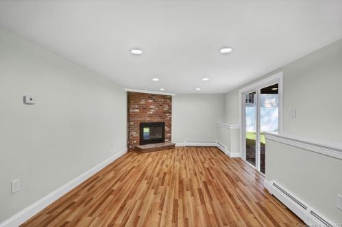 19 Mohawk Cir, Windsor CT  06095-2656 exterior