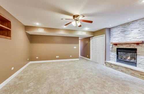 8901 Maple Ave, Willowbrook IL 60527-6469 exterior