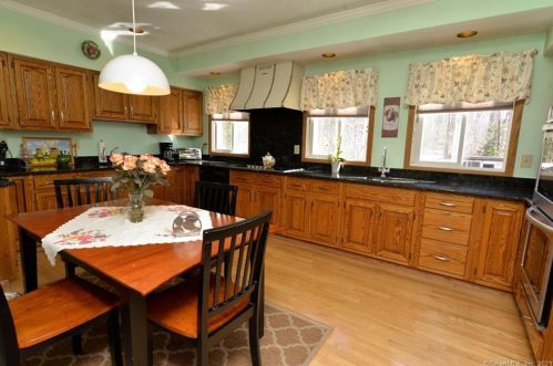 31 Laurel Dr, Upper Stepney, CT 06468-1649