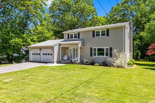 37 Partridge Hollow Rd, Gales Ferry, CT 06335-1932