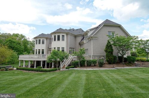 852 Nicholas Run Dr, Great Falls, VA 22066-1384