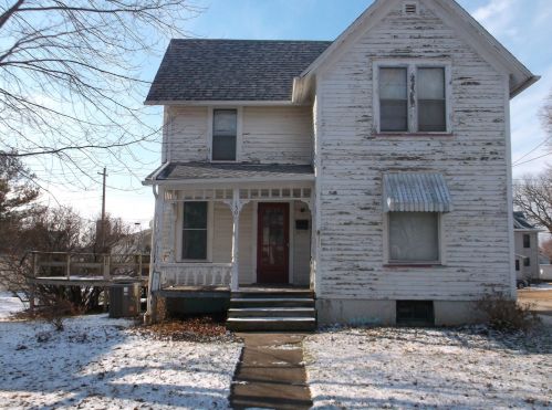 130 Vernon St, Hollowayville, IL 61356-1713