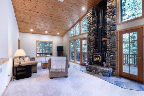 13552 Pathway Ave, Truckee CA  96161-6219 exterior
