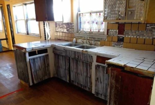 9157 Oglesby Ave, Chicago, IL 60617-3855