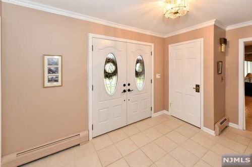 92 Walnut St, Mahwah, NJ 07430-3126