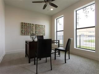 2114 Sabine St, Houston TX  77007-2926 exterior