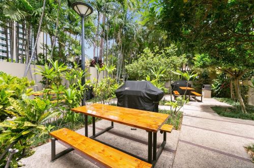 60 Beretania St, Honolulu HI  96817-4752 exterior