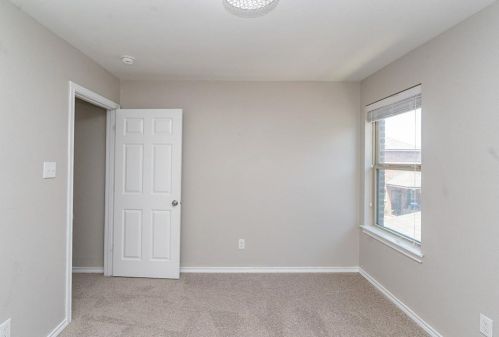 5613 Thunder Bay Dr, Fort Worth TX  76119-8505 exterior