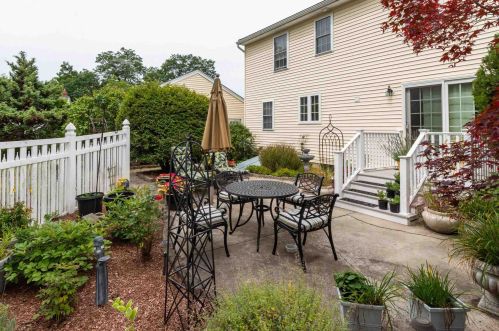 2 New Searles Rd, Nashua, NH 03062-2308