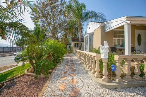 565 Olmsted Dr, Glendale, CA 91202-1511